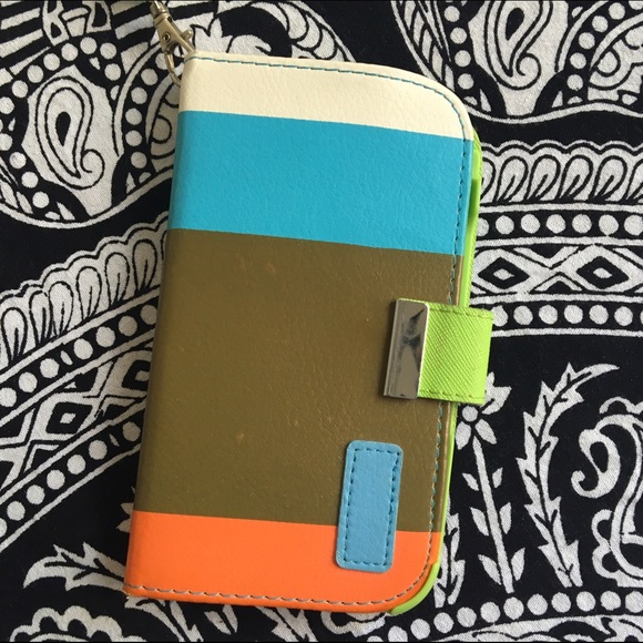 Samsung Galaxy S3 Bundle - Picture 2 of 3