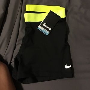 Women's Nike pro short Sz large new