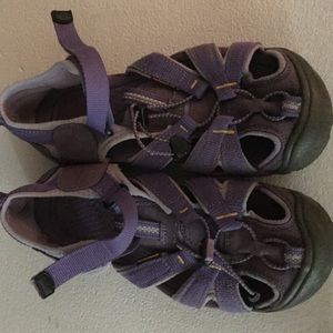 girls size 3 Keens