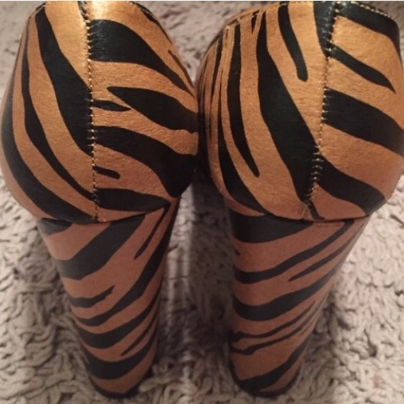 Black and Gold Tiger Print Platforms by Forever 21 - Picture 4 of 4