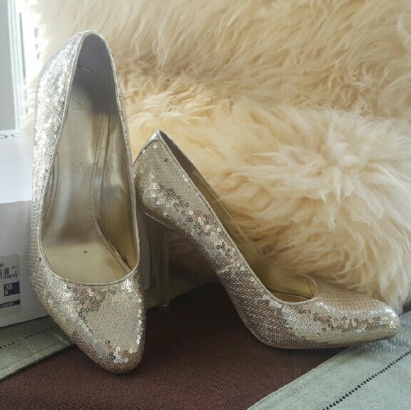 **SOLD ON EBAY** Aldo Gold Sequin Pump