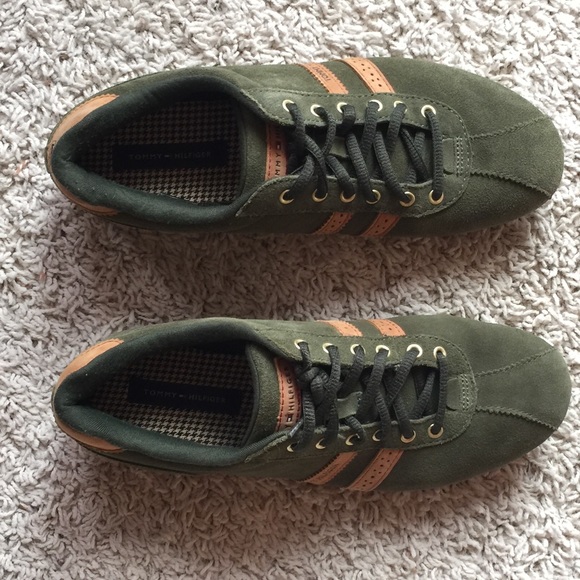 NWOT suede TOMMY HILFIGER sneakers 7.5