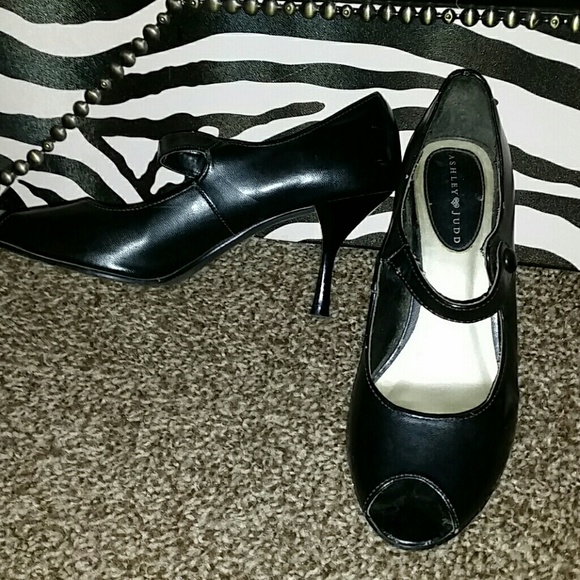 Ashley Judd heels