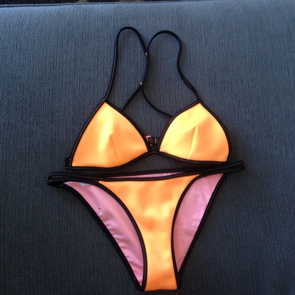 Bikini Set - Picture 1 of 4