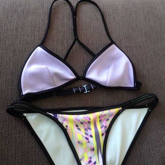 Bikini Set - Picture 1 of 4