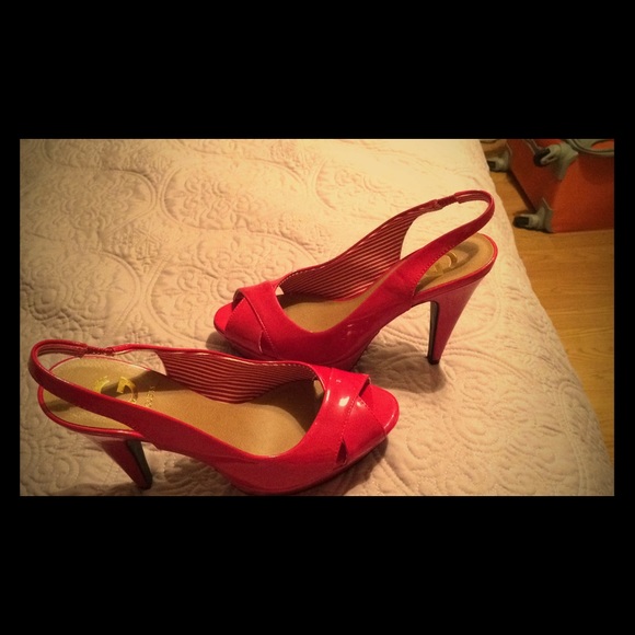Red guess shoes size 6m