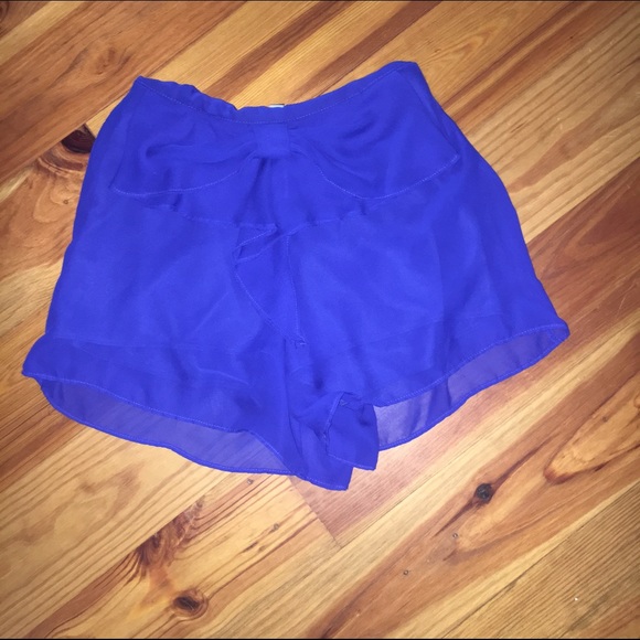 Size small bow shorts