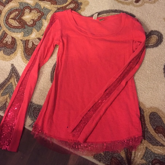 Long sleeve shirt.