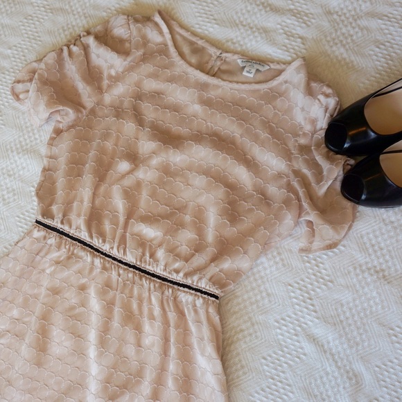 Banana Republic Dresses & Skirts - Soft and sweet Banana Republic champagne dress