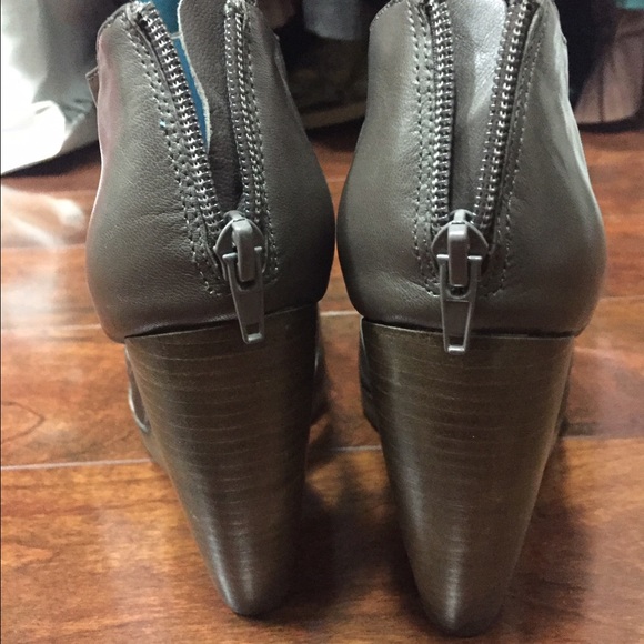 Taupe wedge sandals from LF - Picture 2 of 4