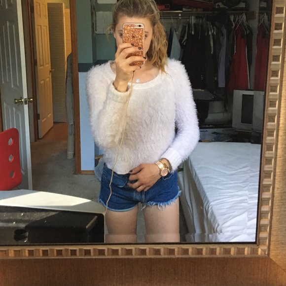 Fuzzy crop sweater !