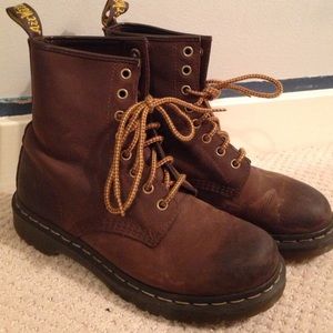 Pre-loved women's brown leather dr.martins!