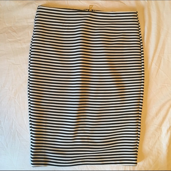 Guess Skirt - M