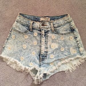 Acid wash jean shorts with daisy