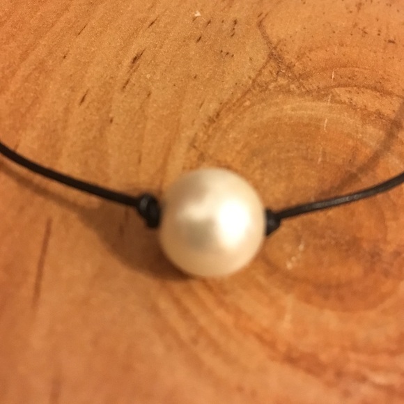 Thin Leather Cord Pearl Choker Necklace - Picture 3 of 4