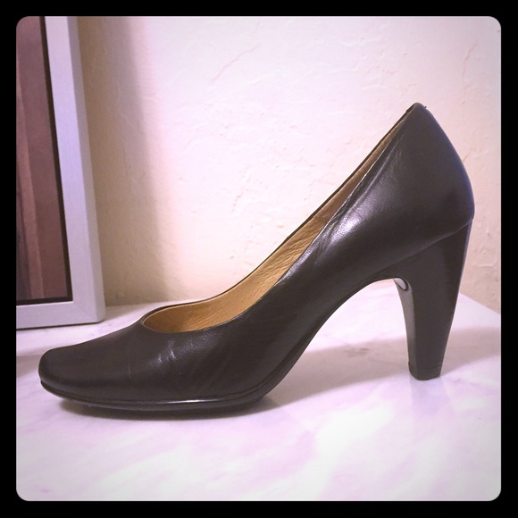 🎯SOLD ON MERC🎯 Sofft black heels