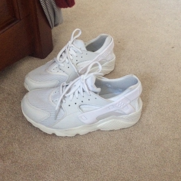 White nike huaraches