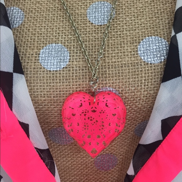 Hot Pink Heart Necklace 💗 - Picture 2 of 4