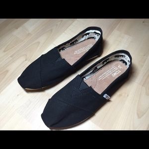 Black TOMS Canvas Classics