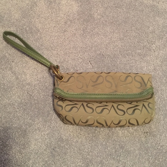 Folding wristlet