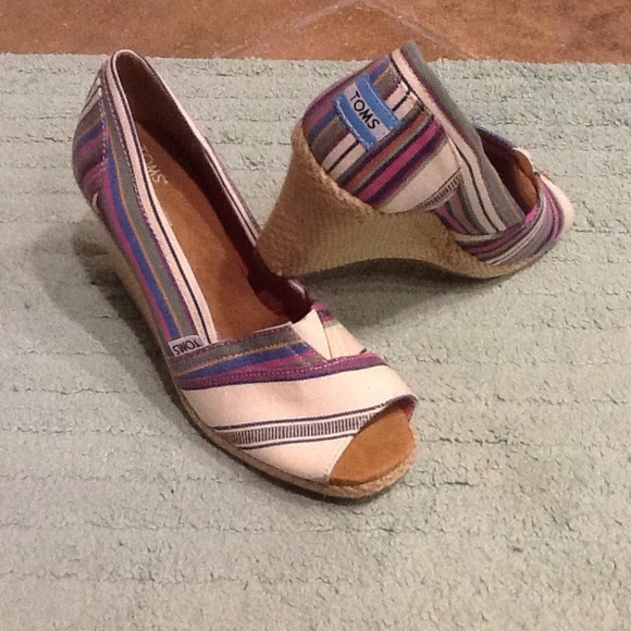 Tom's Wedges Size 9. Multicolored.