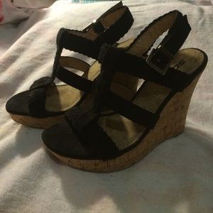 Black wedges