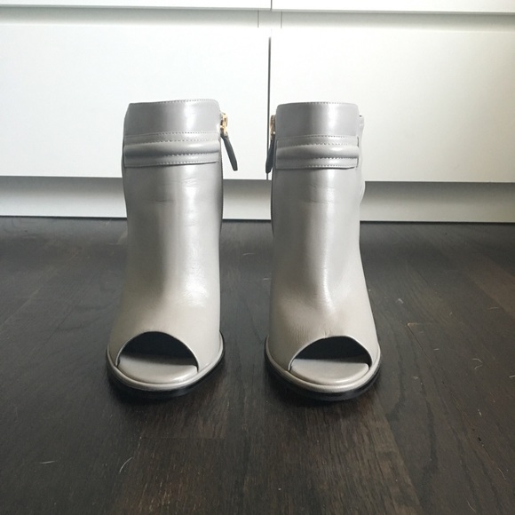 Kenneth Cole dove grey NWOT booties w 3.5 in heel - Picture 2 of 4