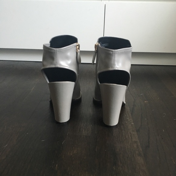 Kenneth Cole dove grey NWOT booties w 3.5 in heel - Picture 3 of 4