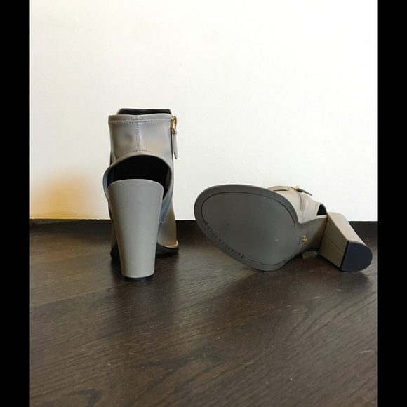 Kenneth Cole dove grey NWOT booties w 3.5 in heel - Picture 4 of 4