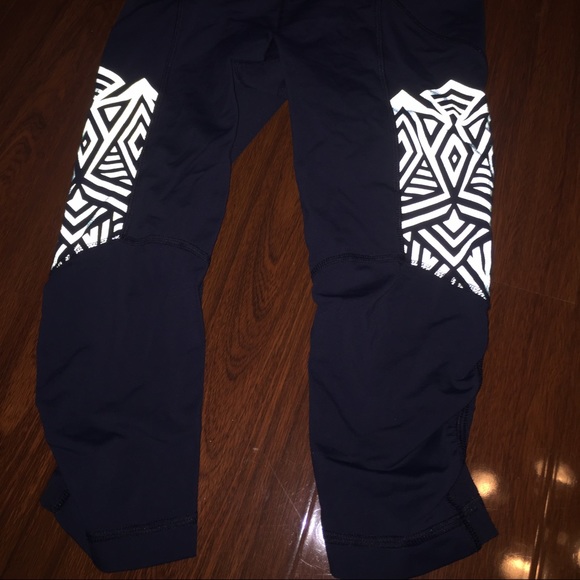 Lululemon Stash It Crop 4 - Picture 2 of 4