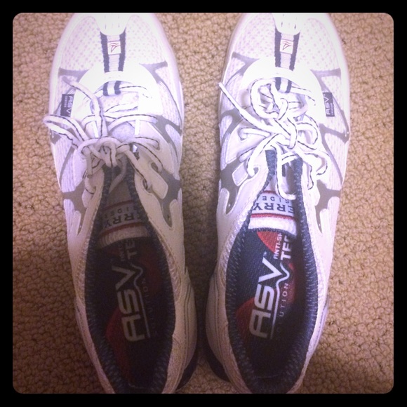 sperry white tennis shoes