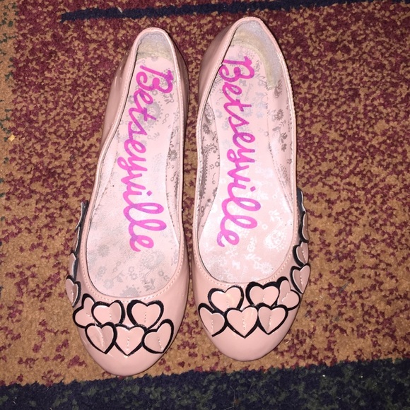 betsy Johnson heart flats
