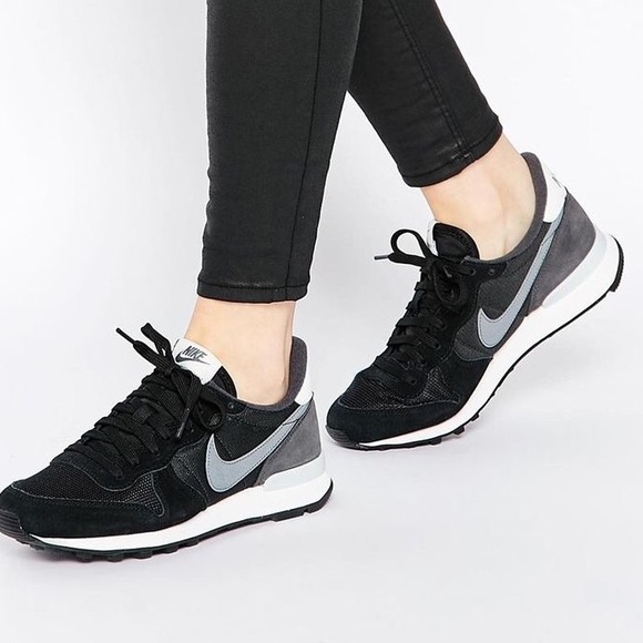 Black Nike Internationalist