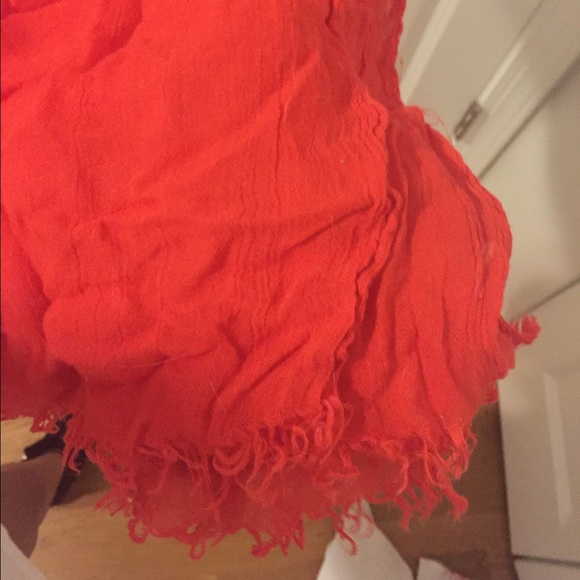 Thin coral scarf - Picture 2 of 2