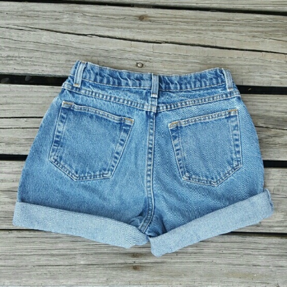 ❌SOLD❌Vintage High Waisted Denim Shorts Size 6 - Picture 2 of 4