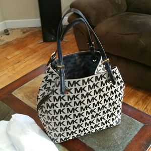 NEW MICHAEL KORS JET SET TOTE