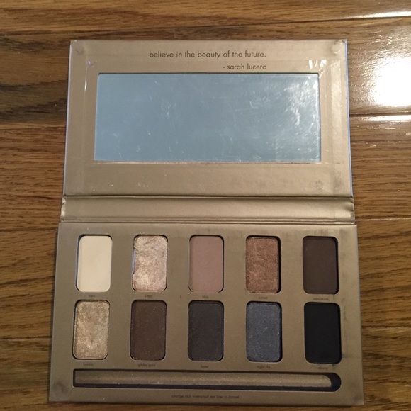 Stila in the light eyeshadow palette
