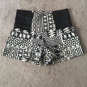 Tight high wasted booty shorts ⚫️⚪️