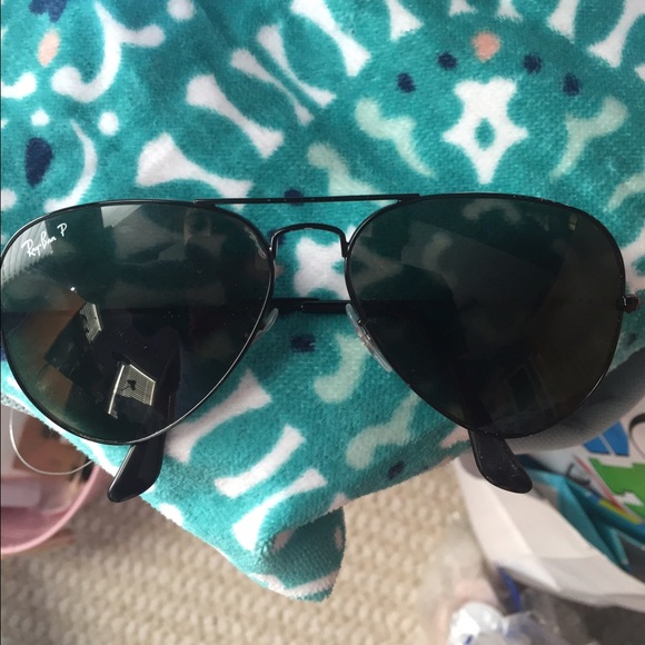 black polarized raybans