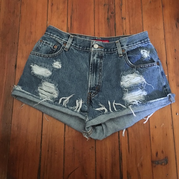 High waisted Levi jean shorts💕