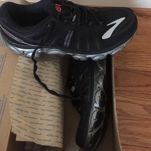 Women's size 8 Brooks running shoe