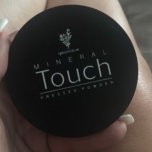 Younique Mineral Touch powder in Chiffon