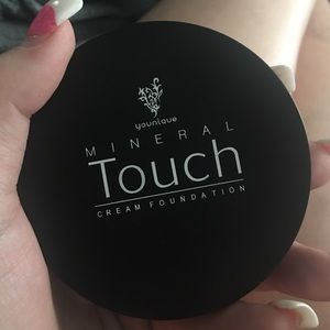 Younique Mineral Touch cream foundation- Cashmere