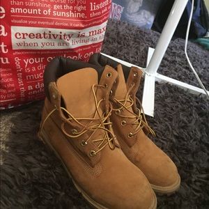 Timberland  boots. Color wheat