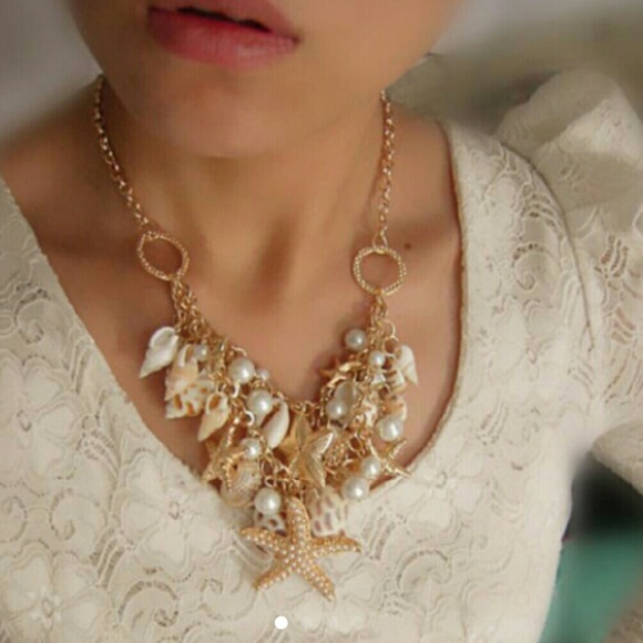 NWT GOLD CHARM NECKLACE BEACH/SHELLS