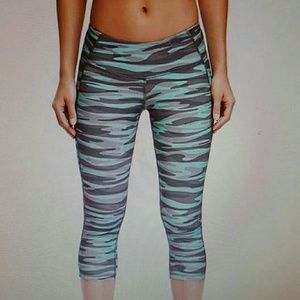 Women's GAP compression Capris NWOT