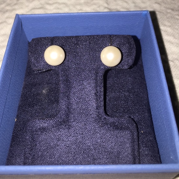 Jewelry - Pearl post earrings