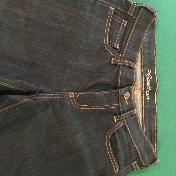 Blue jean with zipper closure at leg