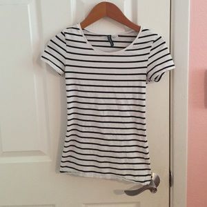 Black and white striped divided t-shirt