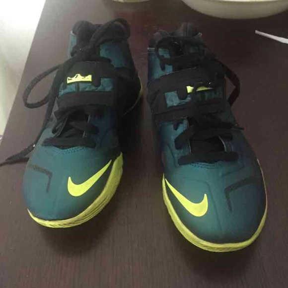 Lebrone James Shoes 3.5Y boys